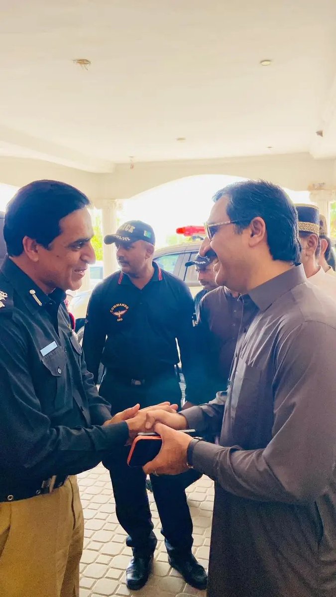 AbbasAliLundBa1's tweet photo. ڈپٹی کمشنر آفیس گھوٹکی میں محرم الحرام کے دوران امن و امان کی صورتحال کے حوالے سے ہونے والے اجلاس کے بعد ضلع صدر پاکستان پیپلزپارٹی گھوٹکی میر بابر علی خان لونڈ اور ایس ایس گھوٹکی انور کھیتران کی ملاقات۔
#PPPGhotki #PPPSocialMedia #PS19 #MirpurMatheloDaharki
@MirBabarLoond https://t.co/2f3hPQZ6Yf