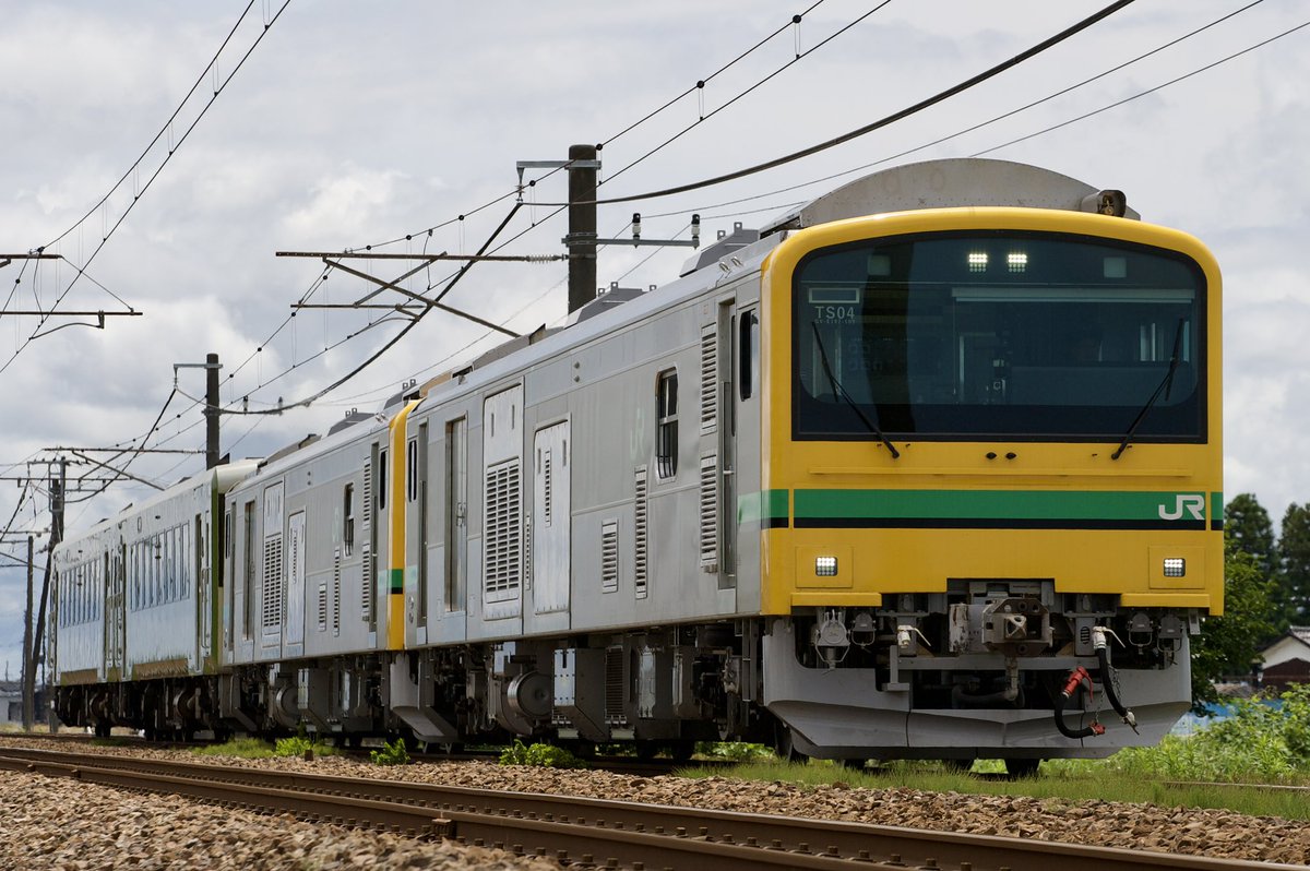 touboku_d's tweet photo. 6/23 配9731D GV-E197系 TS04編成+キハ110-209、210 新津転属配給
高崎のキハ110系が新津へ転属する為に配給が行われました。新津駅ではキハ110-211と連結して入れ替えをしていました。 https://t.co/1GdFB9hAoA
