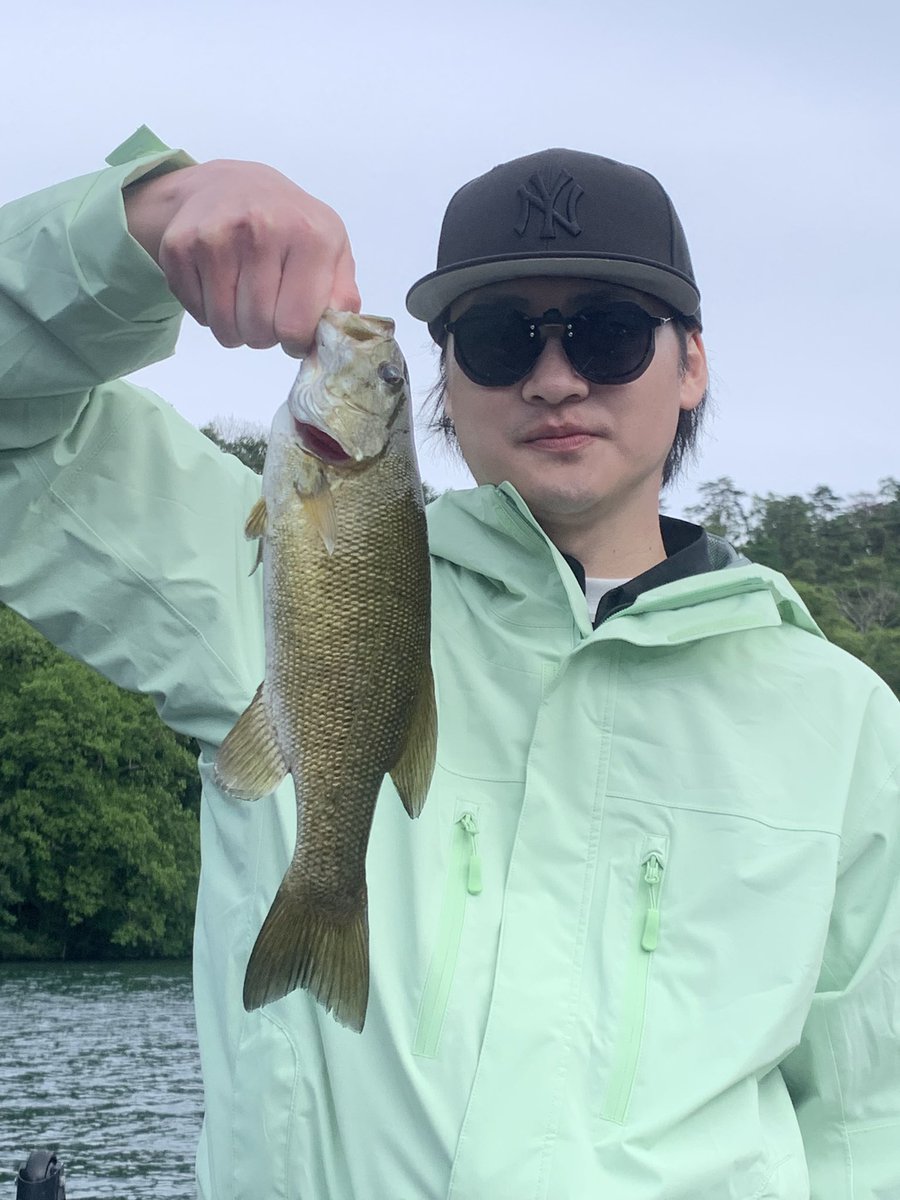 tomoyukimaruyam's tweet photo. 6月23日 #野尻湖ガイド
常連ゲスト様をご案内
今週もスピナーベイトチャレンジからスタート
ワンバイトあったのですが惜しくもフックアウト😭
気を取り直してディープ
こちらもバイト多発がのらない😭
40UPは確保して頂けましたが、かわいいサイズも混ぜながらの展開となりました🎣
#TomoGuideService https://t.co/OyNPLVk9h7