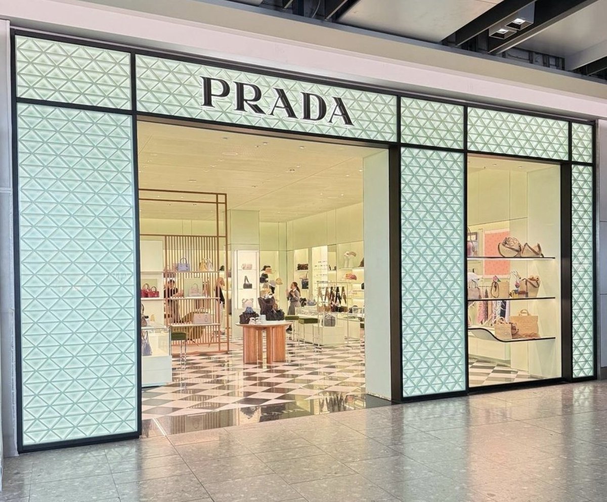 cppluxury's tweet photo. PRADA opens new boutique in London at Heathrow, Terminal 5
#Prada #London #Heathrow #Terminal5 #luxuryfashion #luxury #fashion #luxurybags #luxuryaccessories #luxuryretail #luxuryboutique @Prada https://t.co/vQXa3srK5v