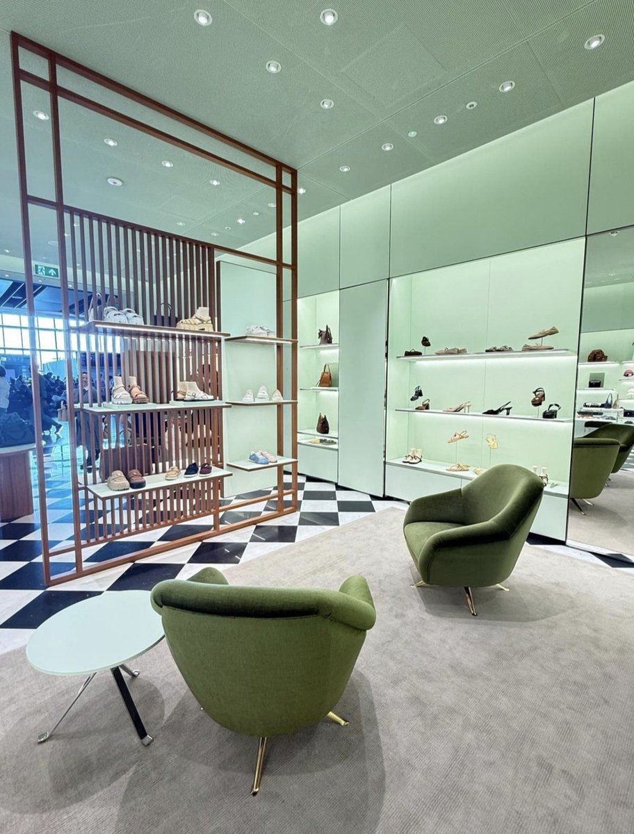cppluxury's tweet photo. PRADA opens new boutique in London at Heathrow, Terminal 5
#Prada #London #Heathrow #Terminal5 #luxuryfashion #luxury #fashion #luxurybags #luxuryaccessories #luxuryretail #luxuryboutique @Prada https://t.co/vQXa3srK5v