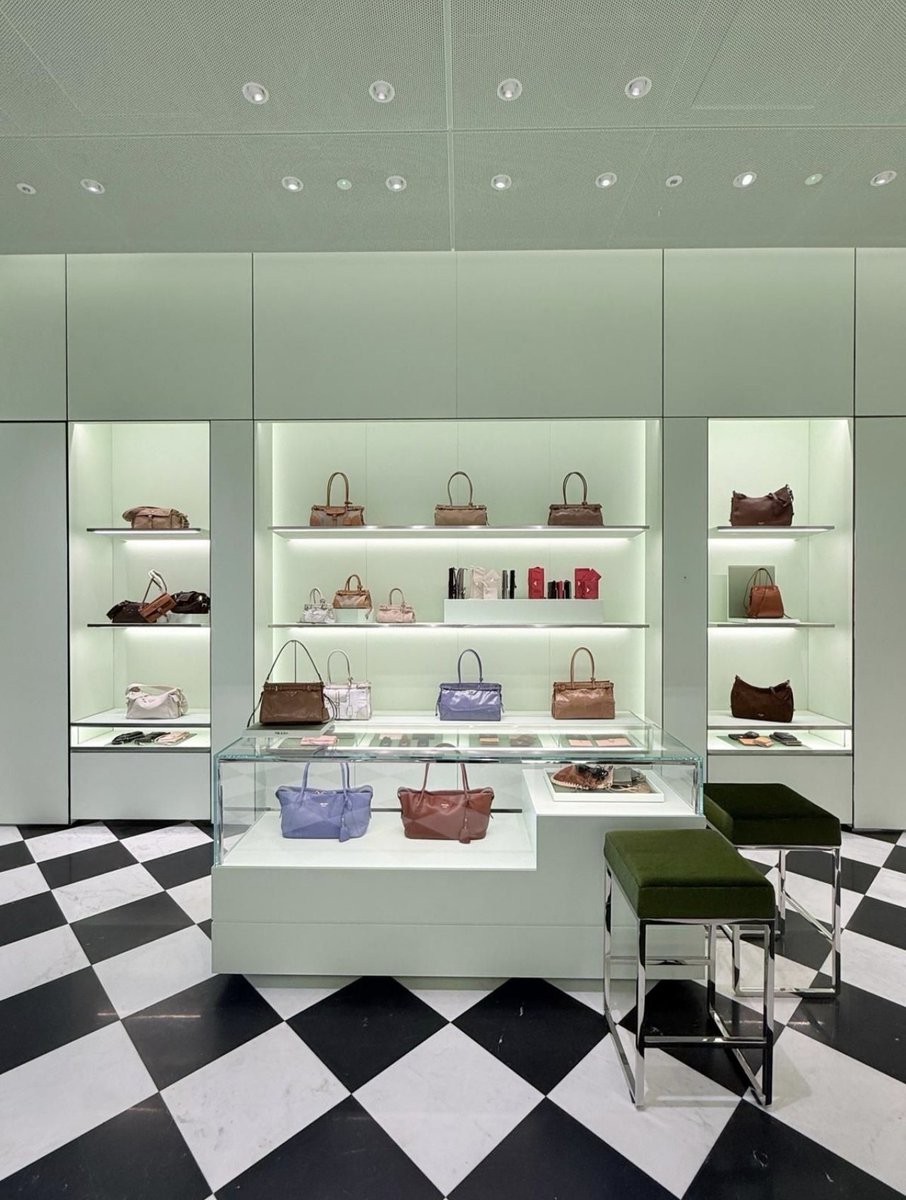 cppluxury's tweet photo. PRADA opens new boutique in London at Heathrow, Terminal 5
#Prada #London #Heathrow #Terminal5 #luxuryfashion #luxury #fashion #luxurybags #luxuryaccessories #luxuryretail #luxuryboutique @Prada https://t.co/vQXa3srK5v
