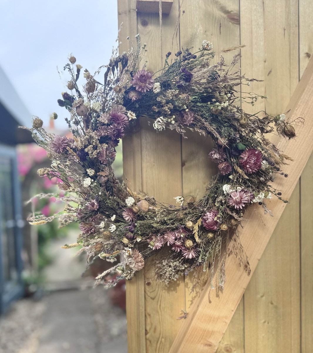 Piecesofnature1's tweet photo. I made a summer solstice wreath. Lots of dried thyme, ox eyed daises, grasses, love in a mist seedheads and straw flowers. https://t.co/pcx1aCuoD9