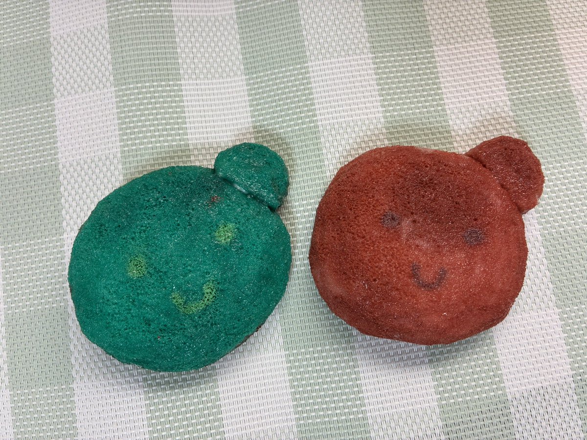 midrimu_s's tweet photo. 今流行りの？スクイーズ作ってみたぁあ✨
みどりマンパン！
左:メロン味 右:チョコ味

#緑若子　＃ハンドメイド https://t.co/ZUbLI8Exmk