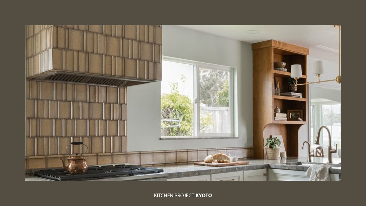 NatucerOnda's tweet photo. Kyoto Nut convierte el backsplash y la campana en los protagonistas de esta cocina. Su acabado satinado en tonos dorados y ocres y su formato 15x15 cm en vertical aportan textura y carácter artesanal. Una inspiración perfecta para la remodelación de una cocina con personalidad. https://t.co/bhr6FJpU2f