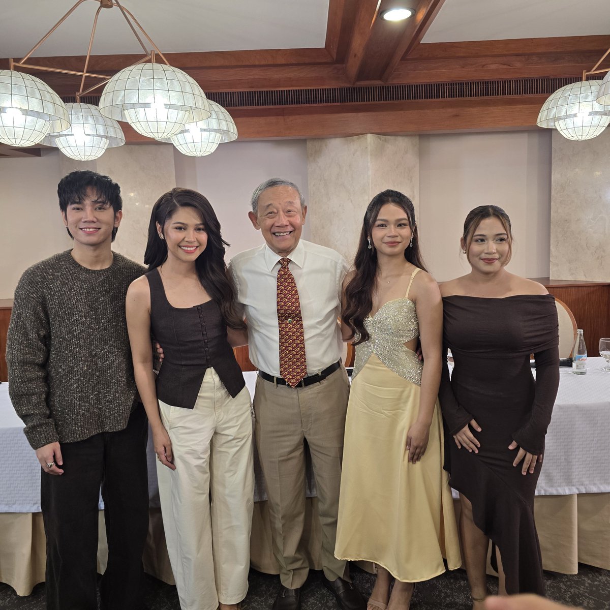 philconcerts's tweet photo. Jose Mari Chan with the bright new voices.

In a heartfelt celebration of timeless OPM music, legendary singer-songwriter Jose Mari Chan joined talented young artists JMIELLE JM Dela Cerna and Marielle Montellano, KoletteMadelo, and Lyka Estrella for a special media conference.

AFTERGLOW: Seasons of the Heart
July 11 at the PICC Plenary Hall
Tickets available at https://t.co/HFsGiyQHfb