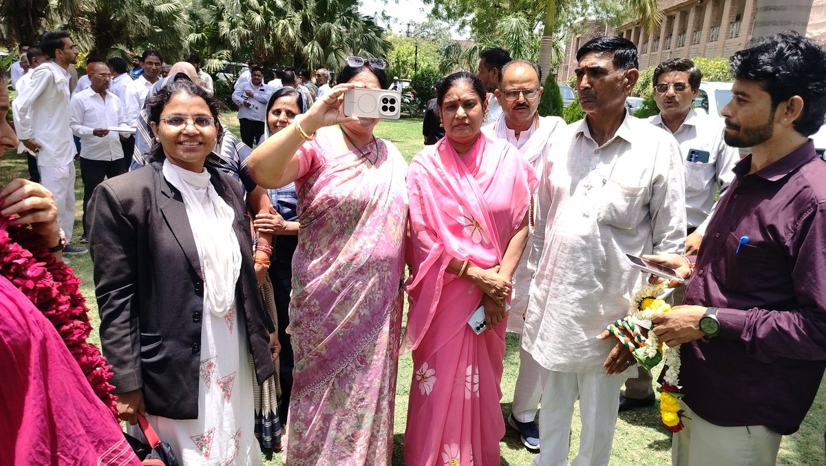 GeetaBarwar's tweet photo. आज @ashokgehlot51 जी के Circuit House Jodhpur आगमन पर #बिलाड़ा #पीपाड़_शहर #भोपालगढ़ के समस्त जनप्रतिनिधियों और कांग्रेस कार्यकर्ताओं द्वारा गर्मजोशी से स्वागत एवं अभिनंदन किया गया। https://t.co/wbqFMa95A6