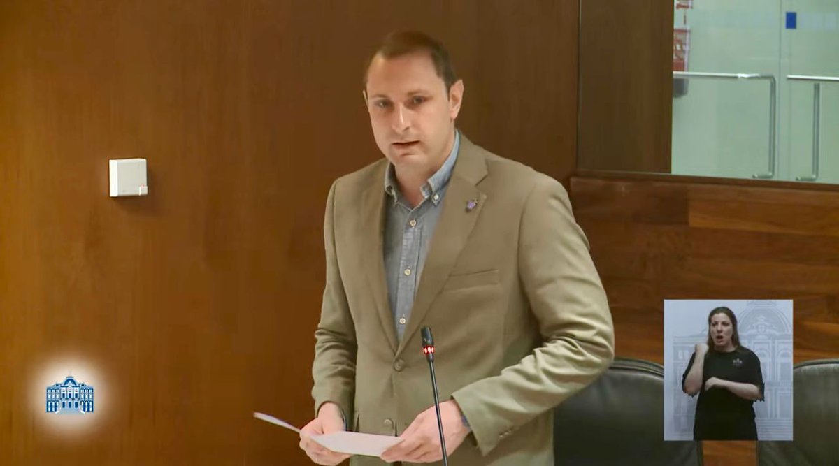FOROAsturias's tweet photo. 🏛️#PlenoJGPA
📢@AdrianPumares denuncia que el @GobAsturias destine dinero de los asturianos a asumir pérdidas de empresas privadas.

❌Critica la opacidad en el caso de @DuroFelgueraSA y exige mecanismos para evitar que préstamos públicos terminen convertidos en una donación.

❌Rechaza que los contribuyentes tengan que asumir la deuda de #SEDES mientras los socios privados abandonan el proyecto “de rositas”.

ℹ️👉https://t.co/WsNSqD1Bbb