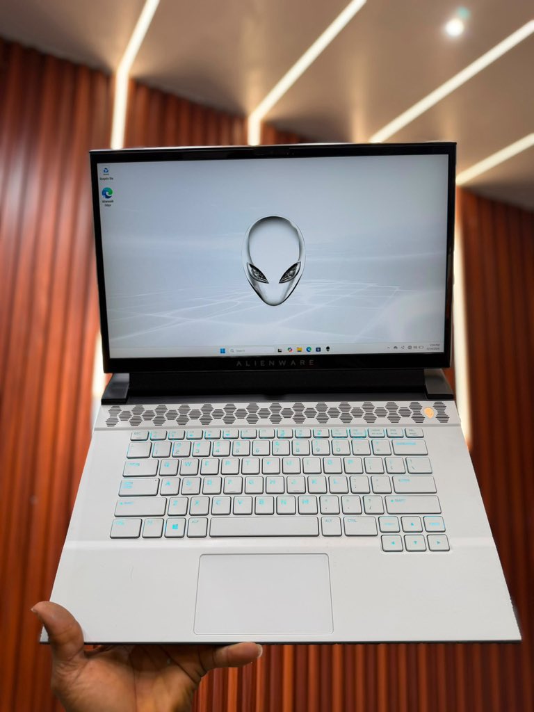ALIENWARE M15* Intel(R) Core(TM) i7-10th Gen base 15