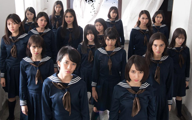 anzarra's tweet photo. Izumi Igarashi, aktris Jepang, pas lg main buat TV series Shoujo Commando IZUMI. foto ini sering dibilang Fusako Shigenobu, militan Jepang yg berjuang di Palestina. bukan ya, foto aslinya yg megang senapan 👇🏽. baju mirip UZA? krn UZA konsepnya seragam sekolah Jepang umumnya.👌🏽 https://t.co/PwbRf4Yu2k