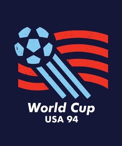 _BeFootball's tweet photo. DOMENECH 🇫🇷 A REVENDU DES PLACES CLANDESTINEMENT DEVANT UN STADE AUX USA 🇺🇸… ET IL A FINI EN PRISON 😭😭

@lequipe vient de ressortir une anecdote de fou sur l’ancien sélectionneur des Bleus, 32 ans plus tard.

Lors du Mondial 1994, la France n’est pas qualifiée mais lui est présent en tant que consultant pour France TV et membre de la DTN de la FFF. 🎙️ 

Avant un Corée du Sud 🇰🇷 - 🇧🇴 Bolivie qu’il devait commenter, 𝗶𝗹 𝘀𝗼𝗿𝘁 𝗱𝗲 𝘀𝗮 𝗽𝗼𝗰𝗵𝗲 𝟯 𝗯𝗶𝗹𝗹𝗲𝘁𝘀 𝗽𝗼𝘂𝗿 𝗹𝗲𝘀 𝗿𝗲𝘃𝗲𝗻𝗱𝗿𝗲 𝗲𝗻 𝗰𝗿𝗶𝗮𝗻𝘁 : “PLACES”.

Il s’agissait de places achetées par la FFF mais inutilisées vu que les Bleus n’étaient pas qualifiés. 😅

Au bout d’une minute, la police lui met la main dessus et il apprend qu’il est interdit de revendre des billets dans le Massachusetts.❌

Son collègue a dû commenter le match seul pendant qu’il était en prison. Heureusement, il est resorti après le match. 😭

« 𝗦𝘂𝗿 𝗹𝗲 𝗰𝗼𝘂𝗽, 𝗷𝗲 𝗻’𝗮𝗶 𝗽𝗮𝘀 𝗿𝗶𝗴𝗼𝗹𝗲́, 𝗺𝗮𝗶𝘀 𝗰𝗲𝗹𝗮 𝗺𝗲 𝗳𝗲𝗿𝗮 𝗱𝗲𝘀 𝘀𝗼𝘂𝘃𝗲𝗻𝗶𝗿𝘀. 𝗖𝗲 𝗻’𝗲𝘀𝘁 𝗾𝘂𝗮𝗻𝗱 𝗺𝗲̂𝗺𝗲 𝗽𝗮𝘀 𝘁𝗼𝘂𝘀 𝗹𝗲𝘀 𝗷𝗼𝘂𝗿𝘀 𝗾𝘂𝗲 𝗹’𝗼𝗻 𝘃𝗶𝘀𝗶𝘁𝗲 𝘂𝗻𝗲 𝗽𝗿𝗶𝘀𝗼𝗻 𝗱𝗲 𝗹’𝗘́𝘁𝗮𝘁 𝗱𝘂 𝗠𝗮𝘀𝘀𝗮𝗰𝗵𝘂𝘀𝗲𝘁𝘁𝘀 », avait-il expliqué.

Il était passé devant un tribunal le lendemain : « 𝗨𝗻 𝘃𝗿𝗮𝗶, 𝗰𝗼𝗺𝗺𝗲 𝗱𝗮𝗻𝘀 𝗹𝗲𝘀 𝗳𝗶𝗹𝗺𝘀 𝗮𝗺𝗲́𝗿𝗶𝗰𝗮𝗶𝗻𝘀, 𝗮𝘃𝗲𝗰 𝘂𝗻 𝗽𝗲𝘁𝗶𝘁 𝗷𝘂𝗴𝗲 𝗾𝘂𝗲 𝗹’𝗼𝗻 𝘃𝗼𝘆𝗮𝗶𝘁 𝗮̀ 𝗽𝗲𝗶𝗻𝗲. 

𝗠𝗼𝗶, 𝗱𝗲𝗯𝗼𝘂𝘁, 𝗽𝗹𝗮𝗰𝗲́ 𝗱𝗲𝗿𝗿𝗶𝗲̀𝗿𝗲 𝘂𝗻 𝗺𝗶𝗰𝗿𝗼, 𝗷’𝗮𝗶 𝗷𝘂𝘀𝘁𝗲 𝗲𝘂 𝗹𝗲 𝗱𝗿𝗼𝗶𝘁 𝗱𝗲 𝗿𝗲́𝗽𝗼𝗻𝗱𝗿𝗲 𝗼𝘂𝗶 𝗮̀ 𝗹’𝗮𝗰𝗰𝘂𝘀𝗮𝘁𝗶𝗼𝗻. »

(@lequipe)