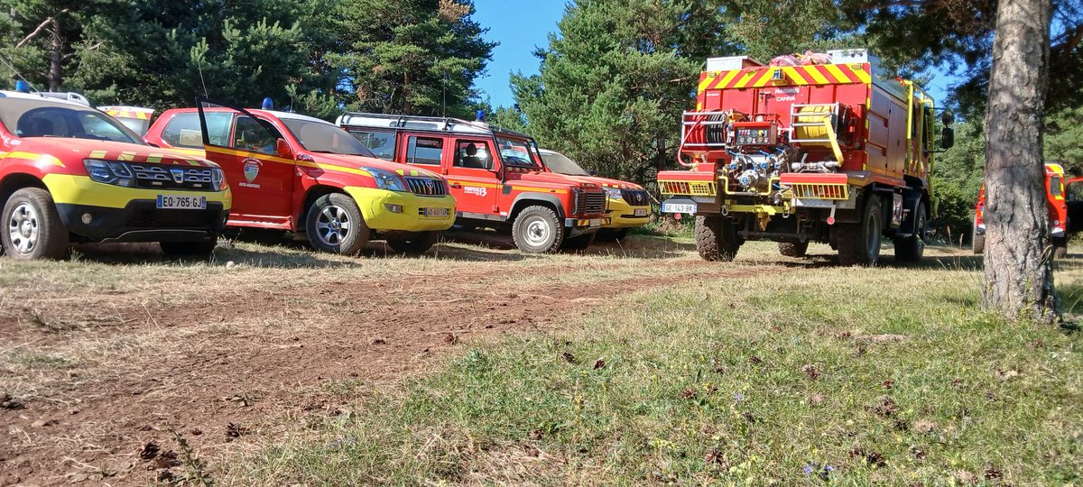 Pompiers_13's tweet photo. Les #Pompiers13 présents à #Nant dans l’#Aveyron pour lutter contre un important #FeuDeForêt.

4 sapeurs-#pompiers du @departement13, spécialistes du détachement d’intervention héliporté, #DIH, prêtent main-forte aux collègues en action sur place.

Courage à tous les @PompiersFR https://t.co/l0pGOQhHju