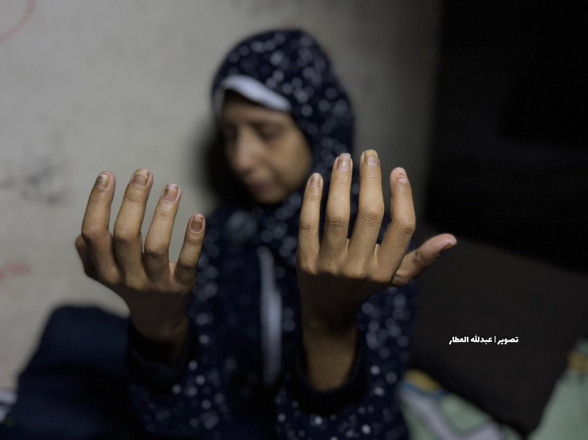abdallahatar's tweet photo. الباحثة خلود أبو سهمود، الحاصلة على الماجستير والدكتوراه والحافظة لكتاب الله، تواجه مرض السرطان بينما تعيش نازحةً مع 10 أفراد من عائلتها تحت درج مدرسة في خان يونس. تنتظر فرصة للعلاج بالخارج بعد أن اجتمع عليها المرض والنزوح والحرمان.

للتواصل مع زوج خلود | +972 59-7488772 https://t.co/VDp4F6YCyK