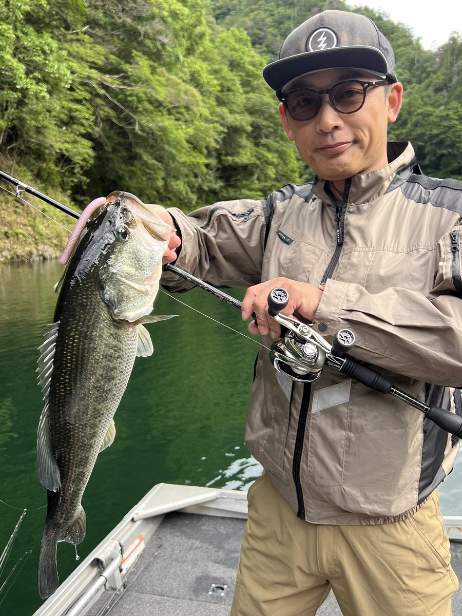 11seasky11's tweet photo. 6/22 池原ガイド

アフターのバスを中心にロングワームと
トップ等で複数匹🎣

MAXはロクマルには2センチ足らずの
58センチ🐟

s様ありがとうございます😁

#池原ダム　#バス釣り https://t.co/SgKXls61eT