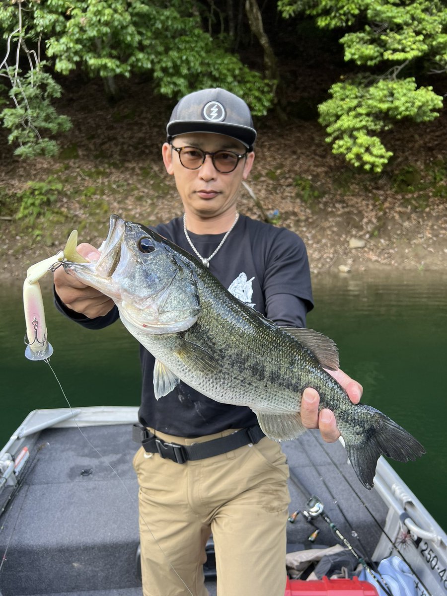 11seasky11's tweet photo. 6/22 池原ガイド

アフターのバスを中心にロングワームと
トップ等で複数匹🎣

MAXはロクマルには2センチ足らずの
58センチ🐟

s様ありがとうございます😁

#池原ダム　#バス釣り https://t.co/SgKXls61eT