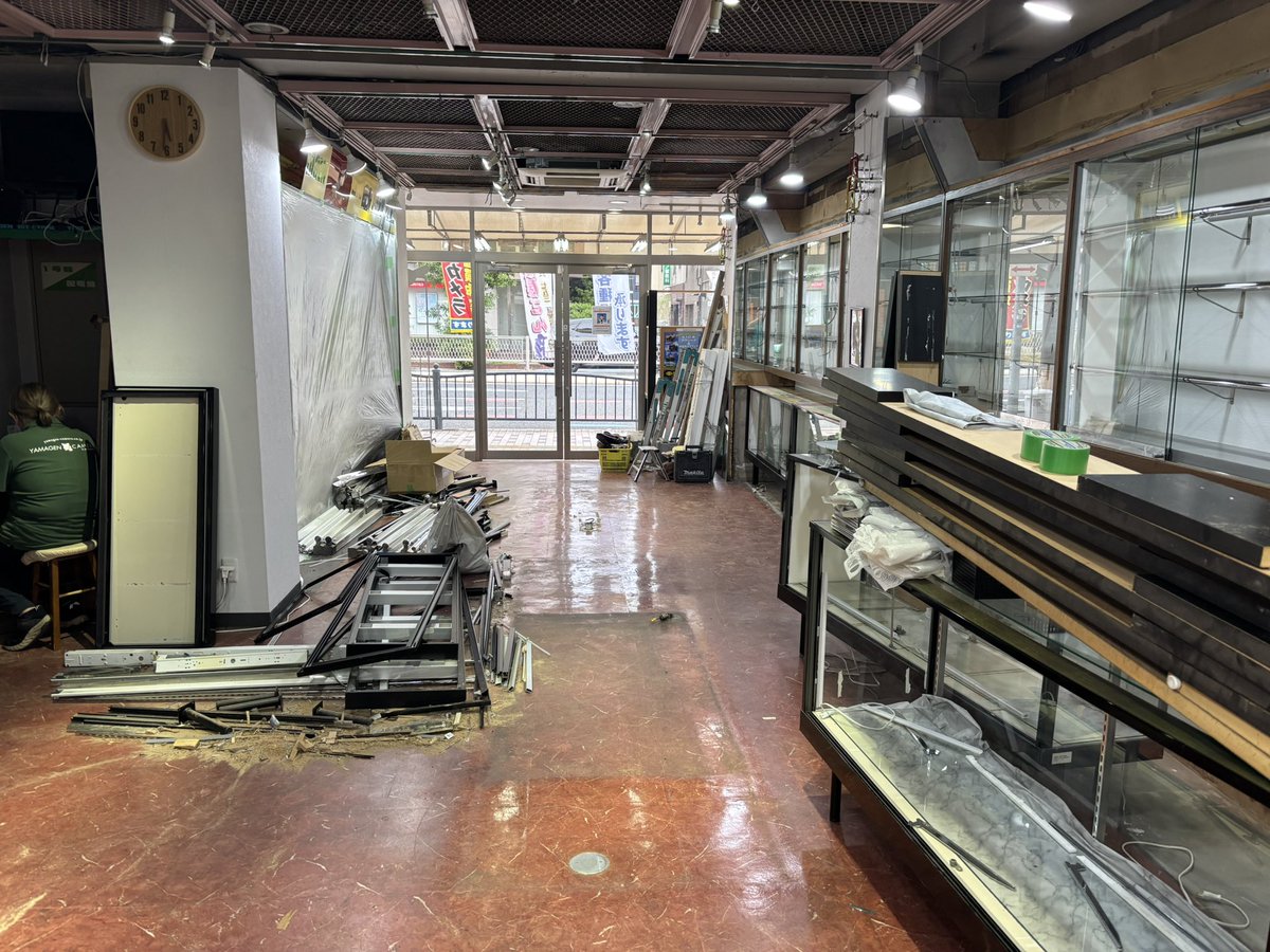 yucainfo's tweet photo. 店舗改装が順調に進んでおります
ご覧なりたい商品がございましたら直ぐにお出しできるように対応しますのでご来店の際はご遠慮なくお声がけ下さい
通信販売に関しては店舗改装中であっても通常通り対応します。
何卒よろしくお願いします
⁡
https://t.co/ewKcsOu6vY

#カメラのヤ���ゲン
#店舗改装 https://t.co/LChhukV7Z0