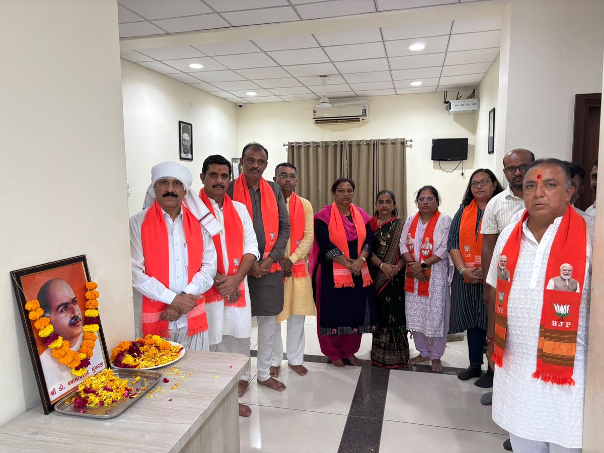 ashikaBhatt2's tweet photo. ભારતીય જનસંઘના સંસ્થાપક ડૉ. શ્યામા પ્રસાદ મુખર્જીના બલિદાન દિવસ નિમિત્તે કચ્છ કમલમ્, પુષ્પાંજલિ અર્પણ કરવામાં આવી. જિલ્લા ભાજપ અધ્યક્ષ શ્રી દેવજીભાઈ વરચંદ, મહામંત્રીઓ શ્રી ધવલભાઈ આચાર્ય, શ્રી હિતેશભાઈ ખંડોર સહિત હોદ્દેદારો અને કાર્યકર્તાઓએ ઉપસ્થિત રહી પુષ્પાંજલિ અર્પણ કરી. https://t.co/EU6psKHkgM