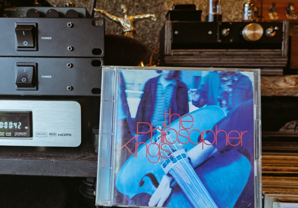 CuriosityLILA's tweet photo. #nowplaying
「The Philosopher Kings」The Philosopher Kings

1994年リリースのデビューアルバム。

JazzとR&amp;Bにポップでソウルフルなボーカルを混ぜ合わせたようなサウンドが心地良いカナダのバンド。

ジャズ界の巨人2人テレンス・ブランチャードとボビー・ワトソンが参加しているのも見逃せない。 https://t.co/xZDCubYie8