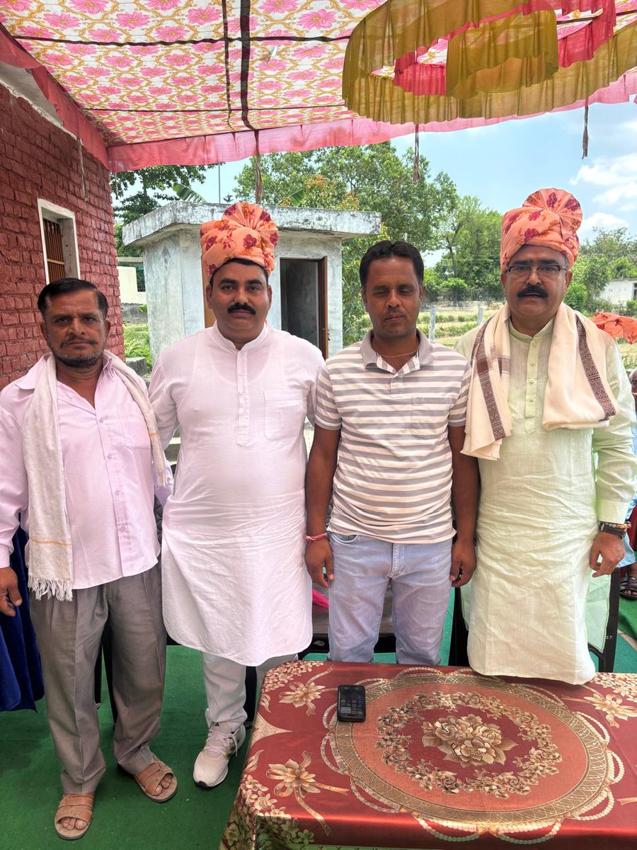 Bikramthakur64's tweet photo. आज अपने विधानसभा क्षेत्र अलोह में आयोजित कार्यक्रम में सहभागिता कर क्षेत्रवासियों से आत्मीय संवाद किया। इस अवसर पर नवनिर्वाचित प्रधान जी को सम्मानित कर उन्हें सफल कार्यकाल हेतु शुभकामनाएं दीं।
#Aloh #PanchayatRaj #JanSeva #HimachalPradesh #Development #Congratulations https://t.co/uo5iLqVvda