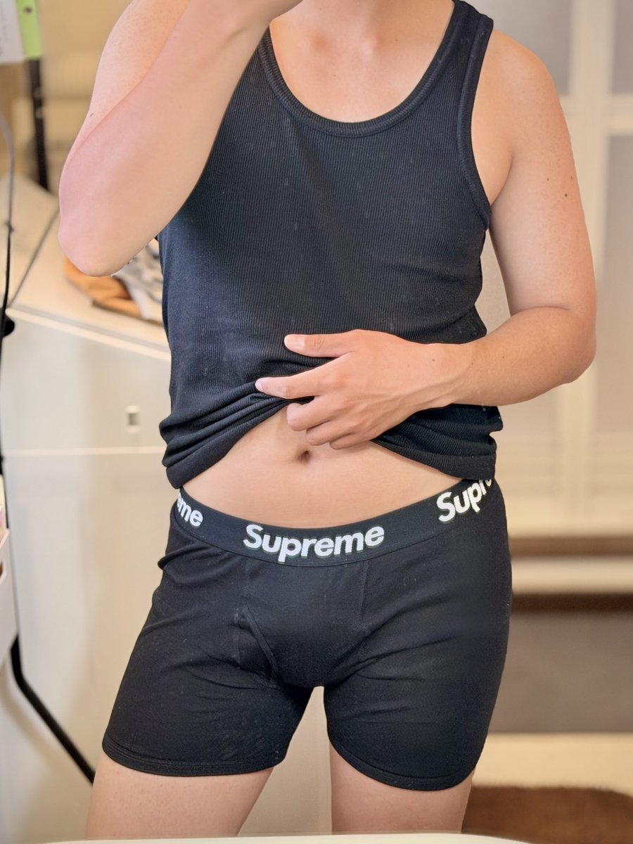 c4_l6's tweet photo. ずっと欲しかったsupremeやっと買いました😁

似合ってます、、か、、、？ https://t.co/CXTuQgwmQ3