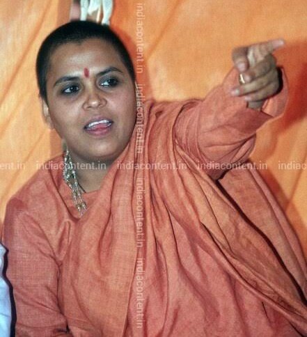 KraantiKumar's tweet photo. जाति, जातिवाद और मनुवाद को मुझसे ज्यादा कोई समझ नही सकता.

2003 में BJP को मध्यप्रदेश और राजस्थान में भारी जीत मिली. मध्यप्रदेश का मुख्यमंत्री उमा भारती को बनाया गया,

राजस्थान का मुख्यमंत्री वसुंधरा राजे सिंधिया को बनाया गया. 

1994 में कर्नाटक के हुबली में उमा भारती पर हिंसा भड़काने का आरोप का मामला न्यायपालिका में लंबित था. 2004 में BJP के कुछ नेता जो उमा भारती को CM पद से हटाना चाहते थे,

कर्नाटक के कांग्रेसी नेताओं से मिलकर उस पुरानी फ़ाइल को दुबारा खुलवाया. कर्नाटक में कांग्रेस की सरकार थी, CM धर्म सिंह थे. हुबली के कोर्ट ने 1994 के मामले पर उमा भारती के नाम अरेस्ट वारंट जारी कर दिया.

उमा भारती को मध्यप्रदेश के CM पद से इस्तीफा देना पड़ा. मुझे उमा भारती से कोई सहानुभूति नही है. लेकिन यह किसी से छुपा नही है उन्हें OBC होने के नाते निशाना बनाया गया.

आय से अधिक संपत्ति का मामला अक्सर OBC SC ST नेताओं के खिलाफ उनके राजनीतिक कैरियर को खत्म करने के लिए लगाया जाता है. 

दिन रात BJP के खिलाफ लिखने वाले जनरल जाति के वो सड़ा चेहरे वाला पत्रकार, OBC SC ST नेताओं को बदनाम कर नायक अपनी जाति के नेताओं को ही बनाएगा. समझ में आया तो ठीक, नही समझ आया तो देवतपुत्रों को अपने सर पर बिठाकर गुलामी करते रहो.