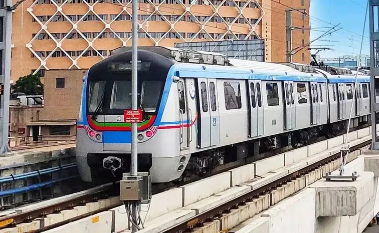 greatandhranews's tweet photo. 🚇 హైదరాబాద్ మెట్రో ఫేజ్-2 విస్తరణకు కీలక ముందడుగు!

కేంద్రంతో జరిగిన చర్చలు ఫలించాయి. మెట్రో ఫేజ్-2 విస్తరణకు కన్సల్టెంట్‌గా #SBICAPS ను నియమించారు. ఇందులో కేంద్ర, రాష్ట్ర ప్రభుత్వ అధికారులతో కూడిన కమిటీ ఉండనుంది.

రుణ సేకరణ, నిర్మాణ వ్యయం, విస్తరణ ప్రణాళికలపై SBICAPS సమగ్ర నివేదిక ఇవ్వనుంది. ఆ నివేదిక ఆధారంగా తదుపరి కార్యాచరణ చేపట్టనున్నట్లు సమాచారం.

ఈ మేరకు సీఎం రేవంత్ రెడ్డి, కేంద్ర మంత్రులు అశ్విని వైష్ణవ్, మనోహర్ లాల్ ఖట్టర్లతో సమావేశమైన నేపథ్యంలో ఈ పరిణామం చోటుచేసుకుంది.