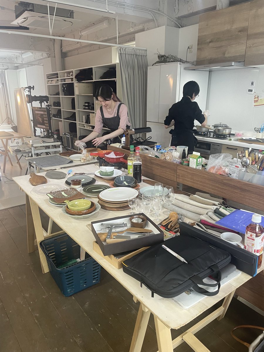 chihosh's tweet photo. 今日はいつもお世話になっている札幌の写真スタジオでフードの撮影。朝から長丁場でめっちゃ疲れたけど、フードコーディネーターさんが入ってくれたお陰もあり素敵な出来になった。ありがたや。 https://t.co/BaQgpwt4fD