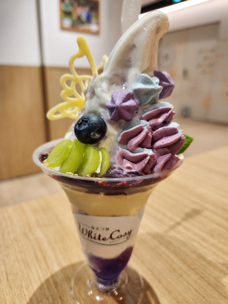 yu__12926's tweet photo. 久しぶりによつ葉カフェへ
列ができてない！ということで季節限定の紫陽花パフェ食べました😋
平日はどこもすいてて良い https://t.co/klWTd8YhvG