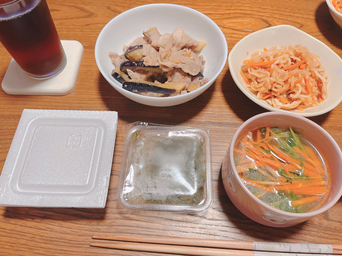 choco_325's tweet photo. お昼お寿司食べすぎたのと、納豆賞味期限切れてたのでご飯代わりにする🙏豚肉とナスのレンチン蒸し、切り干し大根の煮物、豆苗と人参のスープ🙌納豆にはめかぶも混ぜる🤭 https://t.co/TEhCNVlX8w
