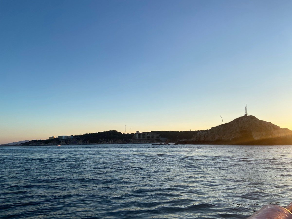 Moun_Soum2009's tweet photo. Chasing golden hour rays at a hidden coastal cove—salt in the air, no crowds, just waves and my favorite playlist. This is the quiet magic solo trips are made of https://t.co/anjHYsb2tc