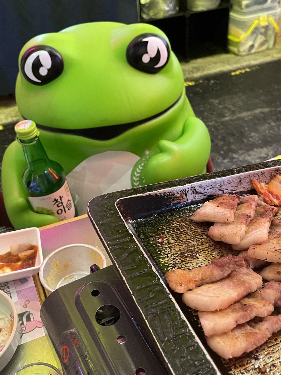 ladybug_0114's tweet photo. 新大久保でお店に迷ったら韓国横丁に友達を連れていく常套手段
今回チャミスル飲んで写真撮ってたらお兄さんがトゥッコビ連れてきてくれた！
ムーミンカフェ思い出す！ https://t.co/hYEpmIV7bG