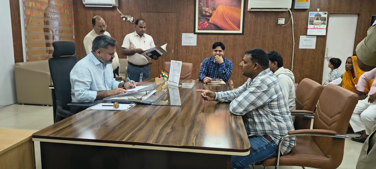 dm_kushinagar's tweet photo. जनसुनवाई: आज कार्यालय कक्ष में जनसुनवाई के तहत जनपद के दूर दराज क्षेत्रों से आई हुई जनता की समस्याओं व शिकायतों को सुना गया। जनसुनवाई में  विभिन्न विभागों से संबंधित शिकायतों को गंभीरता से लिया गया तथा संबंधित विभाग के अधिकारियों को निर्देशित किया गया कि सभी शिकायतों का समयबद्ध, पारदर्शी और गुणवत्तापूर्ण निस्तारण सुनिश्चित करें। लापरवाही बर्दाश्त नहीं की जाएगी।
"जन सामान्य की समस्याओं/शिकायतों का निस्तारण ही प्रशासन की शीर्ष प्राथमिकता है"