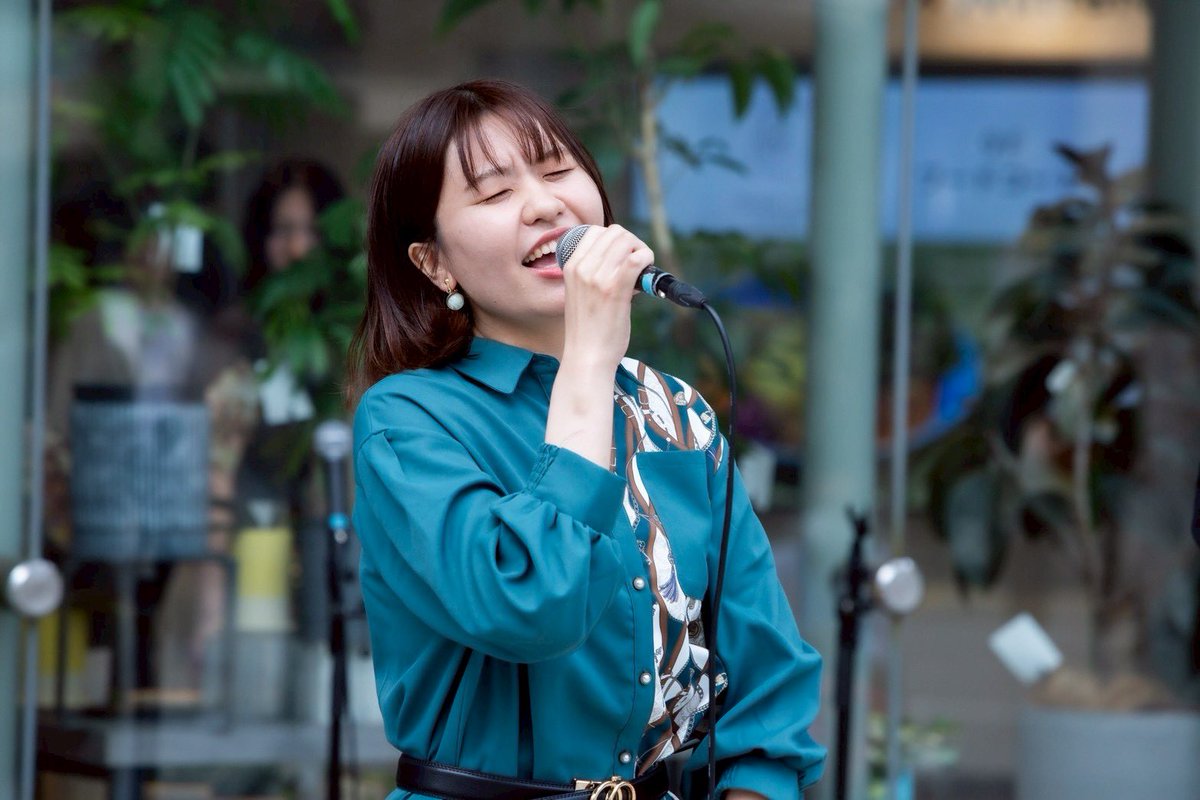 B_b_b_bug's tweet photo. 🎤メンバー紹介🎤⑤

わかめ(1st・2nd)
brilliante OG

自由すぎるメンバーに振り回されても、いつも笑顔で明るく見守っているB'3のお姉さん！

…なので彼女がおふざけ側に回るとこのバンドは収集がつかなくなる🫠

コーラスとしてもオールラウンダー！
その「仕事人」っぷりをお見逃しなく！ https://t.co/inGzEnM5PD