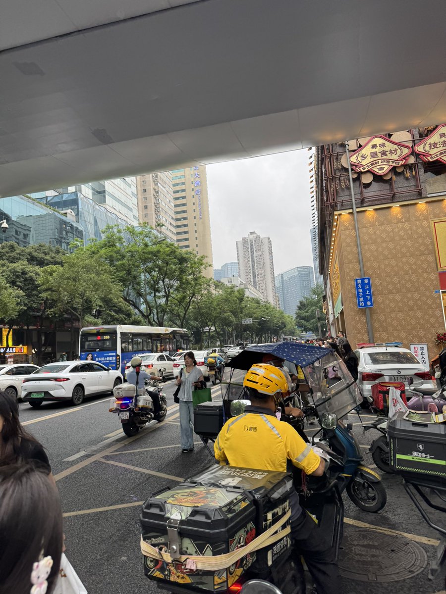 mztl5d's tweet photo. 突然开始下大雨🌧️ https://t.co/J0bI37HRAo