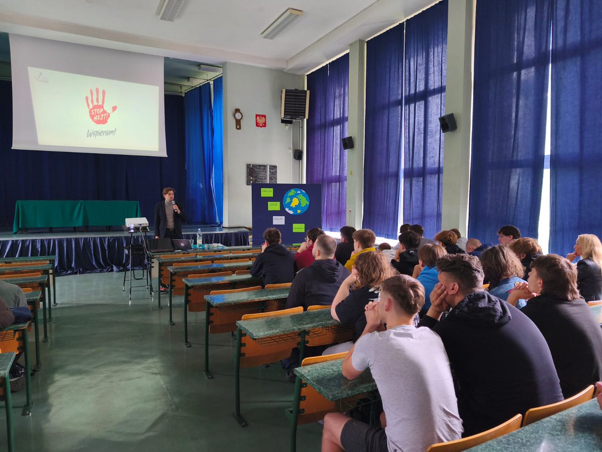 AlexMajewskiPol's tweet photo. Akcja STOP HEJT! Wspieram🛑🖐️ w Zachodniopomorskim Centrum Edukacji Morskiej i Politechnicznej.

Dziękujemy wszystkim uczestnikom za liczną obecność, otwartość i aktywny udział w spotkaniu. Szczególne podziękowania kierujemy do Pani Pedagog Edyty Frankow oraz dyrekcji szkoły za organizację wydarzenia i stworzenie przestrzeni do ważnej rozmowy o hejcie, szacunku i wzajemnym wsparciu.

Jeśli Ty lub ktoś z Twojego otoczenia potrzebuje pomocy, zajrzyj w link w bio — znajduje się tam lista miejsc oferujących darmowe wsparcie w każdym powiecie województwa zachodniopomorskiego 🫂