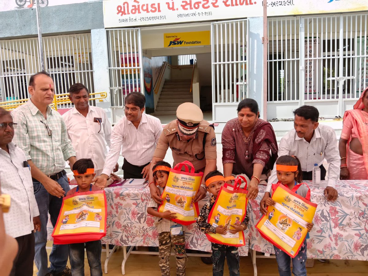 AravalliGog's tweet photo. શ્રી અજયકુમાર ચૌધરી (ADGP )માલપુર તાલુકાના નાથાવાસ મેવડા અને સરસ્વતી હાઈસ્કૂલ જાલમપુરમાં નાના ભૂલકાઓને શાળા પ્રવેશોત્સવ ૨૦૨૬ અંતર્ગત પ્રવેશ અપાવ્યો. બાળકોના ઉજ્જવળ ભવિષ્ય માટે સર્વે સાથે મળીને કામ કરીએ. 
@InfoGujarat @CollectorArv https://t.co/OeEfcXNUcN
