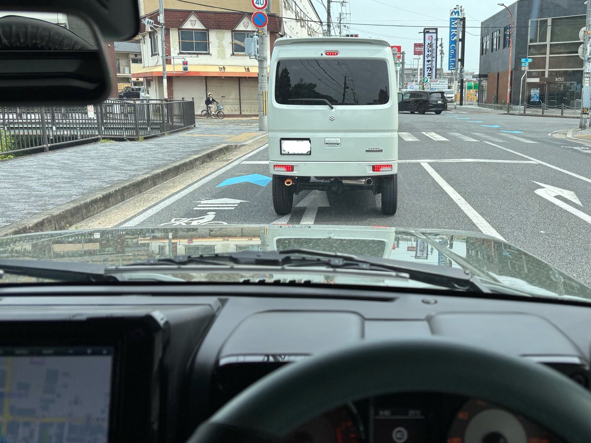 hisaoxp's tweet photo. 前を走るエブリイかなり車高上がってるけど、風にも車にも煽られそうw
#エブリイ #ジムニー https://t.co/U1M6WcXvnI