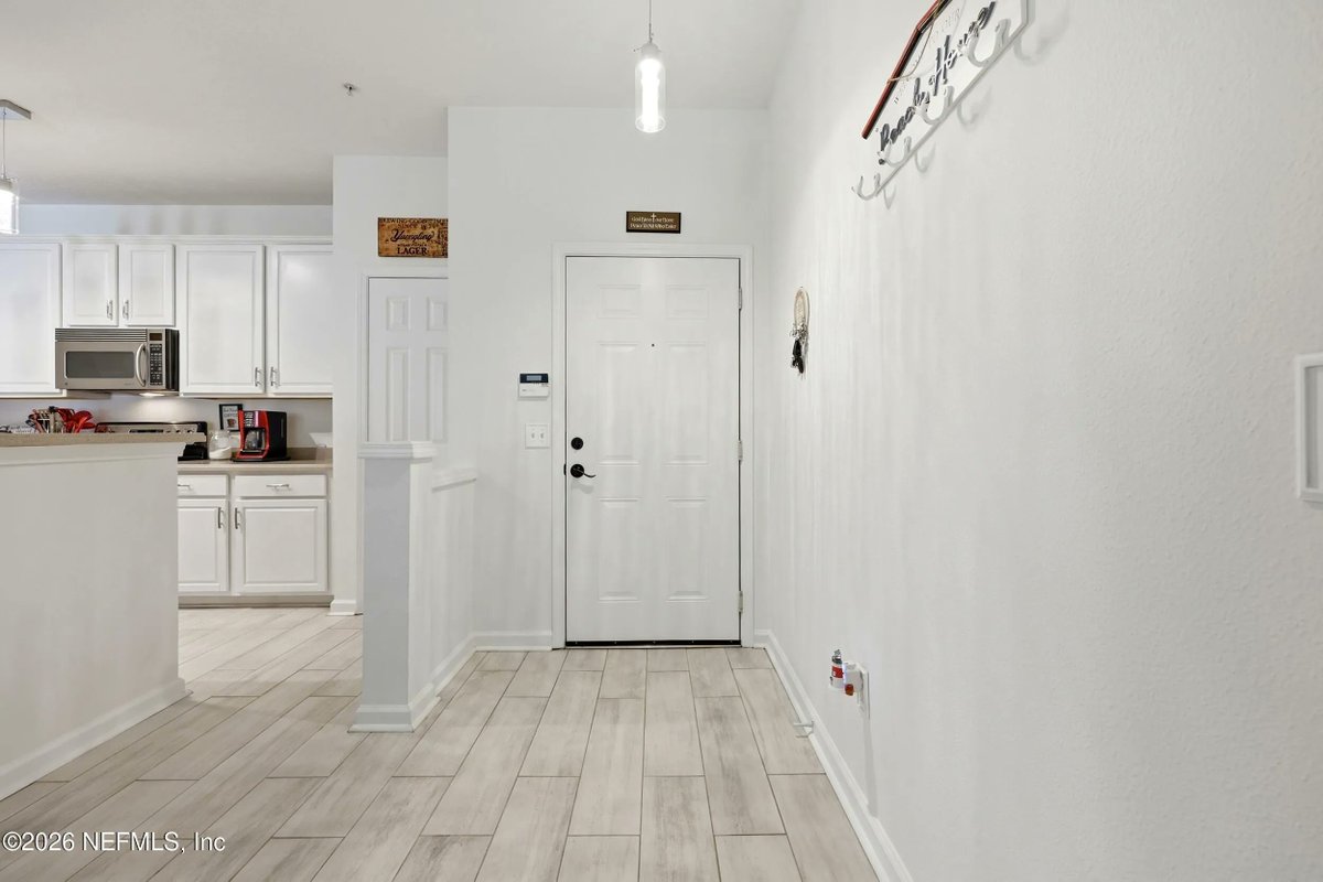 cyndiking's tweet photo. 11251 Campfield Drive Unit 3104, Jacksonville, FL, 32256
3 bed | 2 bath 1623 Sq. Ft.
Active | 230000
https://t.co/Pav8VbN6mp
Welcome to this beautifully maintained first-floor 3BR, 2BA condo in the gated Campfield community on Jacksonville's desirable Southside. This spacious... https://t.co/pN7KT2hhBb