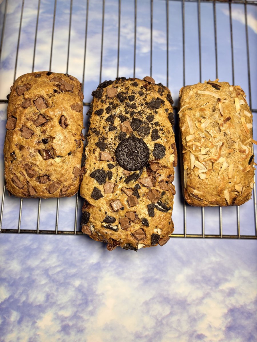 _Emiiola's tweet photo. Freshly baked and ready to steal your heart 🍌❤️
One bite and you'll understand the hype.Check our pinned tweet for pricelist 
For minis. It’s minimum of 4 
Get #500 discount on 6 minis and above. We make the best cake and banana bread in the city of ilorin.Order now: 07032845599 https://t.co/yKpil7Wi4g