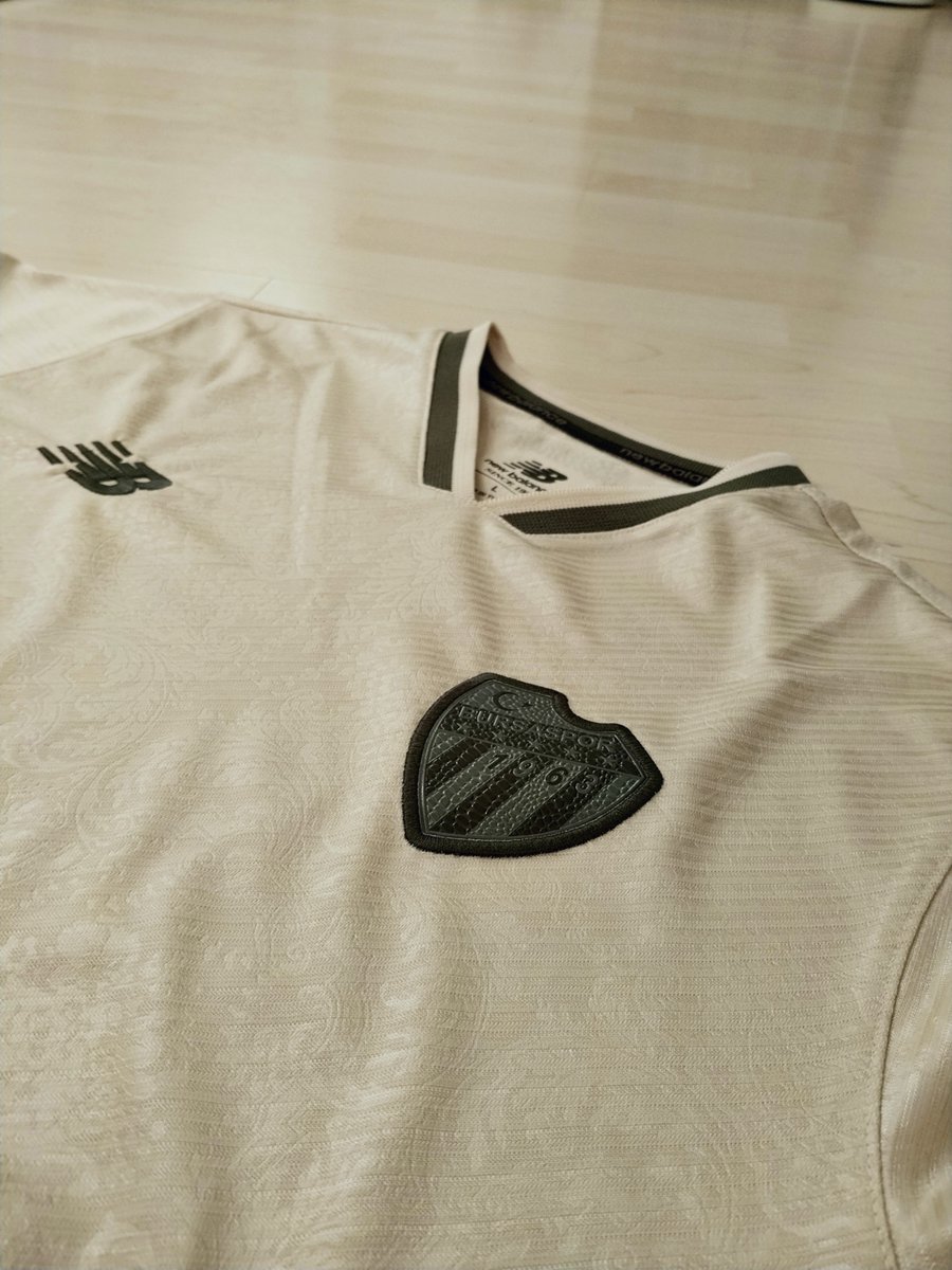 bsmedya's tweet photo. Bursaspor’un yeni sezon formaları, diğer takım taraftarlarından da büyük beğeni topladı.

Sosyal medyada yapılan yorumlarda formaların kalitesi ve tasarımı övgü alırken, birçok taraftar kendi kulüplerinin neden bu seviyede formalar üretemediğini sorguladı. Yeni sezon formalarımız, taraflı tarafsız herkesin takdirini kazanmaya devam ediyor.