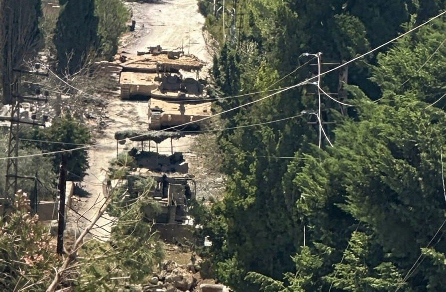 MarioNawfal's tweet photo. 🇮🇱🇱🇧 Israeli forces opened fire toward civilians on the outskirts of Hadatha who were heading to a burial accompanied by the Lebanese Army.

3 Merkava tanks and a D9 bulldozer were deployed near the Hadatha cemetery.

How can the Lebanese army allow Israel to do this in its own country????

Incidents also reported in Nabatieh al-Fawqa.

Source: Bint Jbeil News, Al-Manar (Telegram) / Writer: Samuel