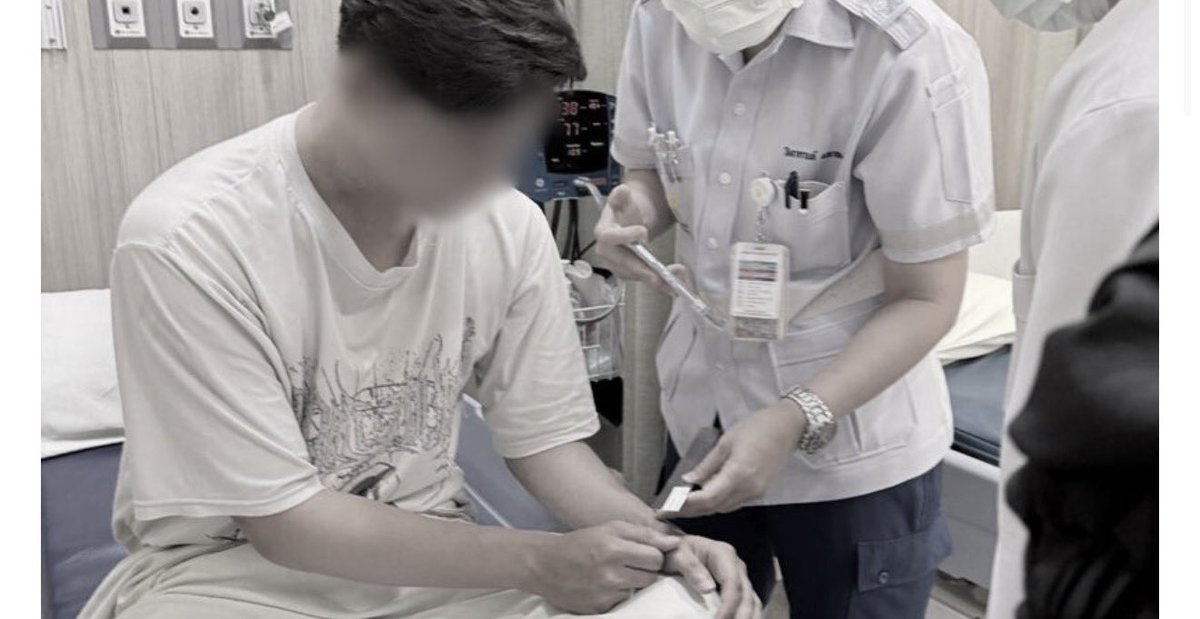 mkfjsmaildv's tweet photo. สรุปให้ 📌 

- ช่างภาพวัย 24 ปี ร้องเรียนว่าถูกยูทูบเบอร์ชื่อดังที่มีผู้ติดตามกว่า 10 ล้าน ทำร้ายร่างกายระหว่างทำงานในสตูดิโอ จ.ขอนแก่น

- เหตุเกิดวันที่ 18 มิ.ย. ระหว่างถ่ายคอนเทนต์แนวตั้ง โดยยูทูบเบอร์ไม่พอใจมุมกล้อง ได้ตำหนิการทำงาน

- ช่างภาพตอบว่า “ผมก็ทำตามที่พี่บอกนะครับ”
ยูทูบเบอร์โมโห ด่าทอ และปาโทรศัพท์

- ยูทูบเบอร์ท้าชกบนเวทีมวยในสตูดิโอ แต่ช่างภาพปฏิเสธ

- ผู้เสียหายถูกด่าเหยียดเรื่องเพศ เพราะตัวเขาเป็นเกย์ ถูกต่อยหน้า บีบคอ ถ่มน้ำลายใส่ และข่มขู่

- หลังเกิดเหตุ มีการเรียกเข้าไปคุย โดยผู้เสียหายอ้างว่าถูกตำหนิเรื่องมารยาท และถูกลบไฟล์เสียงในโทรศัพท์

- ผู้เสียหายถูกไล่ออกทันที และไม่ได้รับค่าแรงหรือค่าชดเชย

- ผลตรวจร่างกายพบรอยช้ำหลายแห่ง เลือดออกในตา ปากแตก และมีบาดแผลตามร่างกาย

- ผู้เสียหายเข้าแจ้งความแล้ว และเรียกร้องค่าเสียหาย ค่าแรงที่ค้าง รวมถึงคำขอโทษ

- ยืนยันว่าออกมาร้องสื่อเพื่อเรียกร้องความเป็นธรรม และให้เรื่องเข้าสู่กระบวนการกฎหมายต่อไป

Cr : ข่าวสด https://t.co/w8L8cBAYyr