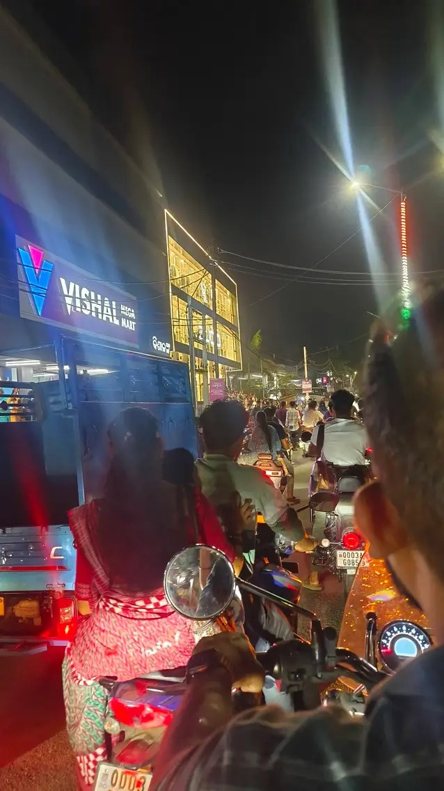 calculator3's tweet photo. @odisha_police dear sir @spbalangir not respond to our tweet the road near collector office,town police station shanti para always jam due to
Parking the bike car of the private mall why bolangir police silent ??
Please ask them to park in parking 
@CollectorBgr 
@DGPOdisha https://t.co/cGSAhXi6gA