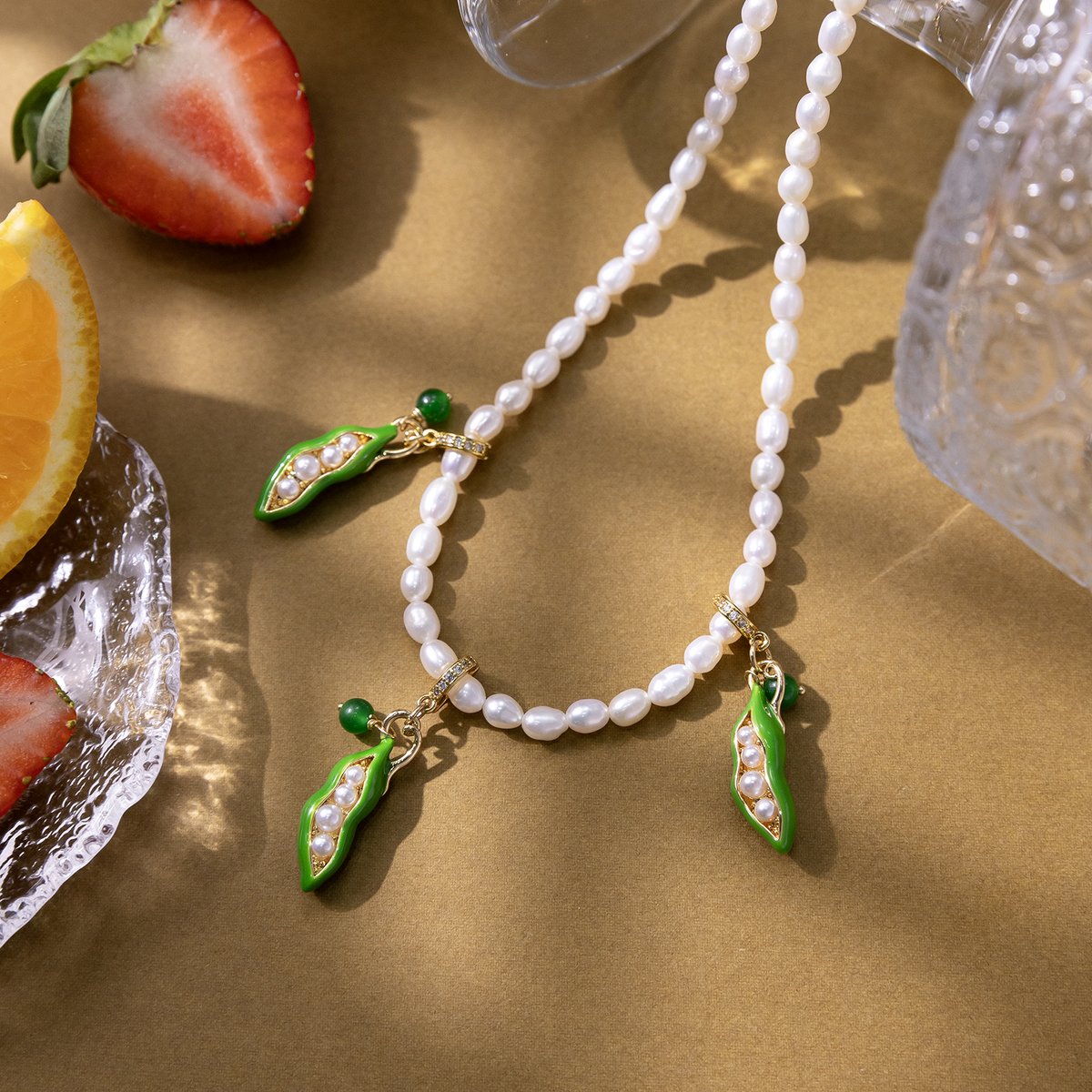 selenichast_com's tweet photo. A quiet piece of nature, gently held in gold. 🌱✨

The Pea Pod Pearl Necklace transforms a simple garden form into a delicate design—soft pearls nestled like seeds of possibility, symbolizing growth, warmth, and new beginnings.

#selenichastjewel #PeaPodNecklace #PearlNecklace https://t.co/0i0WNNiKjw