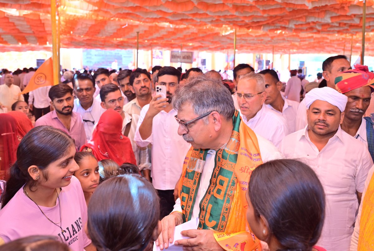 DrSatishPoonia's tweet photo. अपने लिए जिए तो क्या जिए, ऐ दिल तू जी ज़माने के लिए..." आज ज़माने की माँग भी यही है कि हम ऐसी पीढ़ी का निर्माण करें, जो ज्ञान के साथ-साथ संस्कारों से भी समृद्ध हो।

किसी विद्यालय की आधारशिला केवल भवन और दीवारों से नहीं, बल्कि वहाँ दिए जाने वाले संस्कारों से रखी जाती है। मुझे यह कहते हुए गर्व है कि विद्या भारती ने देशभर में संस्कारों के ऐसे केंद्र स्थापित किए हैं, जिन्होंने समाज को शक्ति देने और राष्ट्र को दिशा देने का कार्य किया है।

आज जालौर के सुंथडी में कुसुमदेवी भूरसिंह जी राव बोरली आदर्श विद्या मंदिर विद्यालय के भवन-शिलान्यास समारोह में सम्मिलित होने का सौभाग्य प्राप्त हुआ। श्री श्रवण जी सहित समस्त राव परिवार का हृदय से अभिनंदन करता हूँ कि उन्होंने इस क्षेत्र के बच्चों और भावी पीढ़ियों के उज्ज्वल भविष्य के लिए एक अत्यंत पावन एवं प्रेरणादायी कार्य किया है।