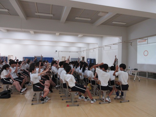 lakeecho3877's tweet photo. キャリア教育講演会！
 6/19(金）、モーハウス代表の光畑由佳氏を講師に迎えて鹿嶋市内の鹿島中と鹿野中で授業を実施しました✨企業やこれからの働き方について真剣に耳を傾ける生徒たちの姿が印象的でした。 #キャリア教育 #光畑由佳 #鹿島中 #鹿野中 #キャリアデザイン #出前授業 #モーハウス https://t.co/S1zk5BFzUH