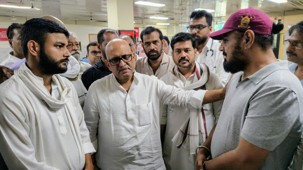 kashikirai's tweet photo. लखनऊ के अलीगंज अग्निकांड में घायल लवप्रीत और जयंत का KGMU, में इलाज जारी है। आज अस्पताल पहुंचकर घायल बच्चों और उनके परिजनों से भेंट की।

डॉक्टरों से उनके उपचार के संबंध में विस्तृत बात की और बेहतर से बेहतर इलाज सुनिश्चित करने को कहा।

बाबा विश्वनाथ से सभी बच्चों के शीघ्र स्वास्थ्य लाभ की प्रार्थना करता हूँ। 

दुख की इस घड़ी में कांग्रेस पार्टी पीड़ित परिवारों के साथ मजबूती से खड़ी है।