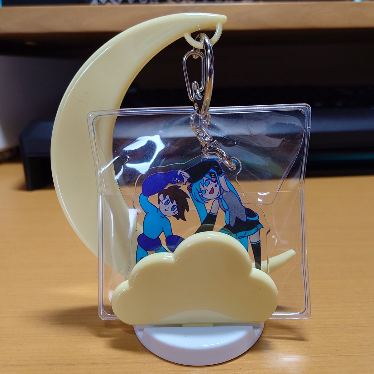 shihen23's tweet photo. ダイソー（百均）で買ったこいつをこうしてこうだ！！

え！？　これロックミクのためにあると言っても過言じゃありませんよね！？　ロックミクは永遠！！ https://t.co/2kn8maS5gA