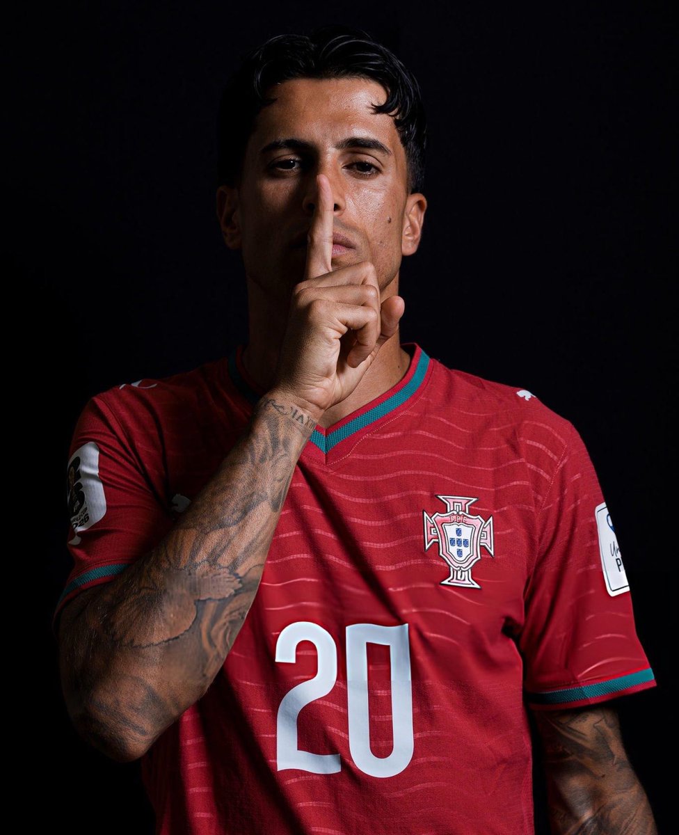 hr7w_'s tweet photo. جواو كانسيلو : 

"كريستيانو ليس بحاجة لإثبات أي شيء لأي أحد، فما حققه في عالم كرة القدم يتحدث عن نفسه".🔥🥶 https://t.co/zAidnbrb18