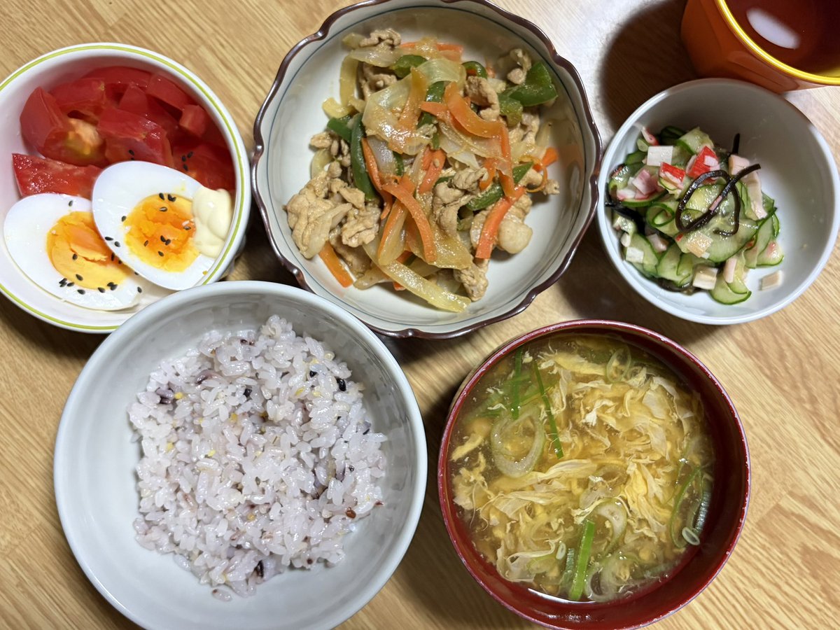 RedTomatonman's tweet photo. 夕飯🍽️
・雑穀ご飯　　
・かき玉汁
・肉野菜炒め　
・きゅうりとカニカマの塩昆布和え
・ゆで卵とトマト🍅 https://t.co/9su4i2vNIB
